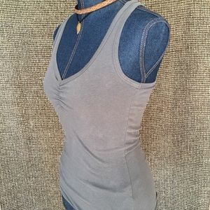 2 Fitted tank tops